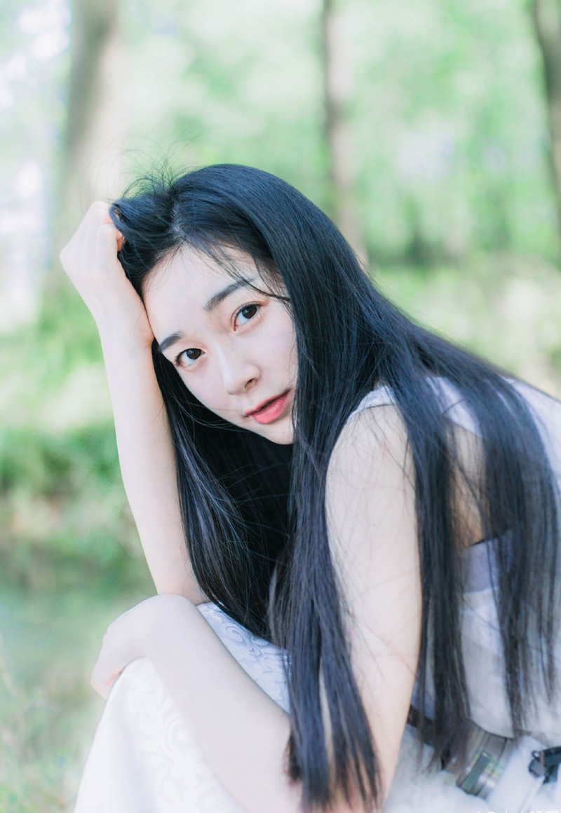 一群人默默地退出了议事厅，只留下刘璋独自一人坐在自己的位置上，无神的看着殿外。